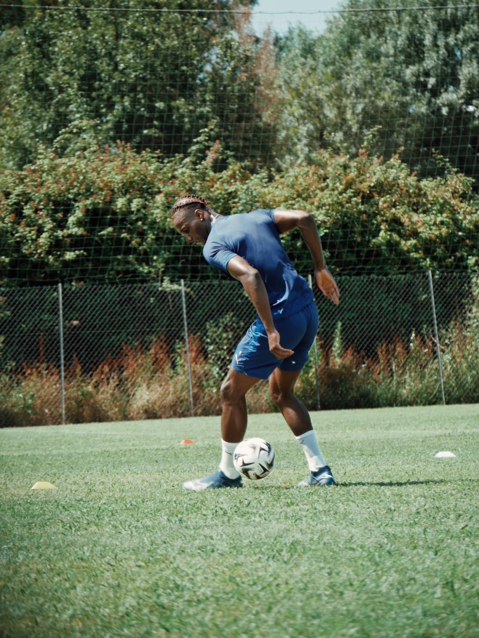 Joueur en séance technique avec le ballon