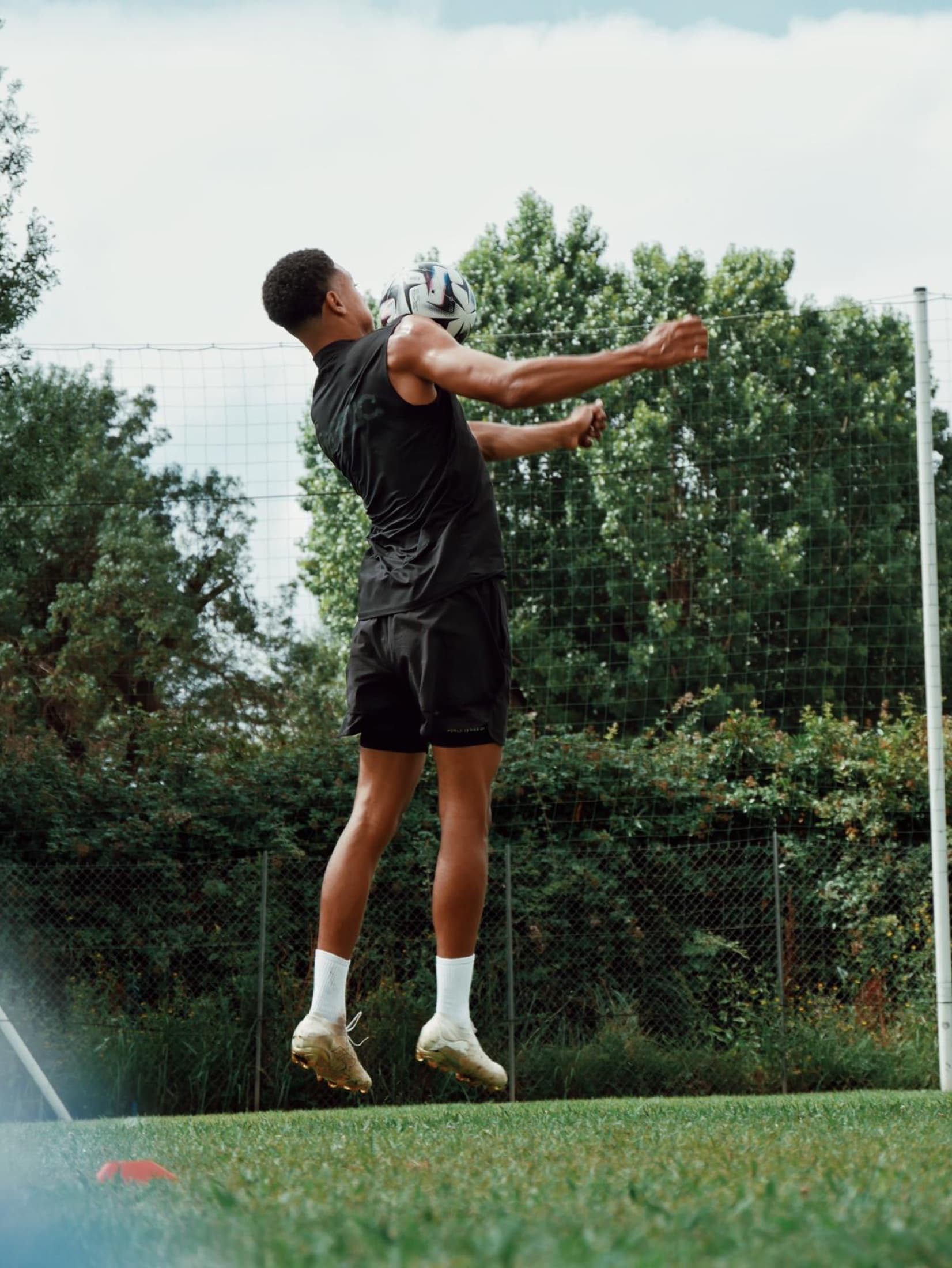 Joueur professionnel sautant pour reprendre le ballon de la tête